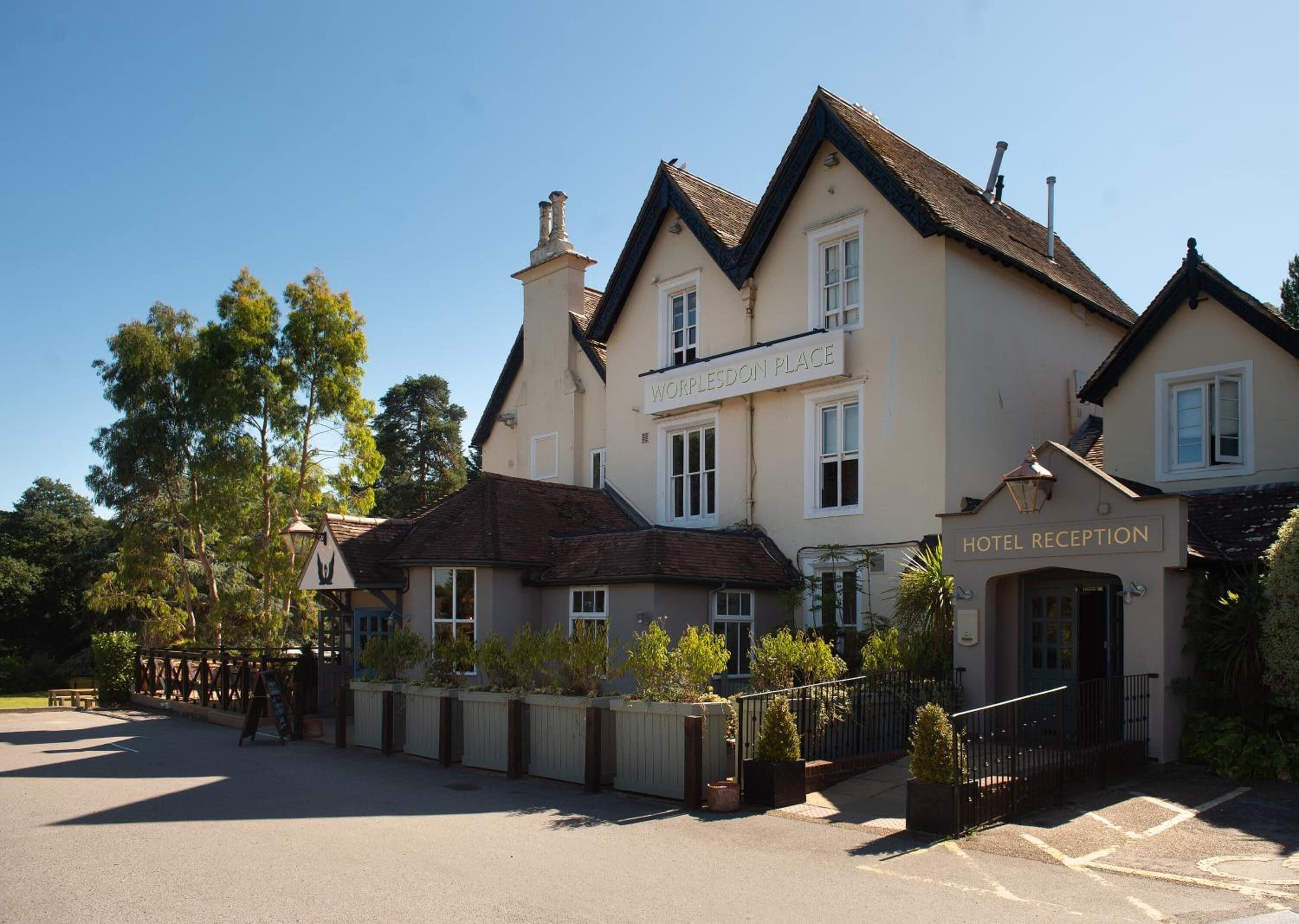 Where to Stay Near Basingstoke Canal Centre: 4 Golf Hotels