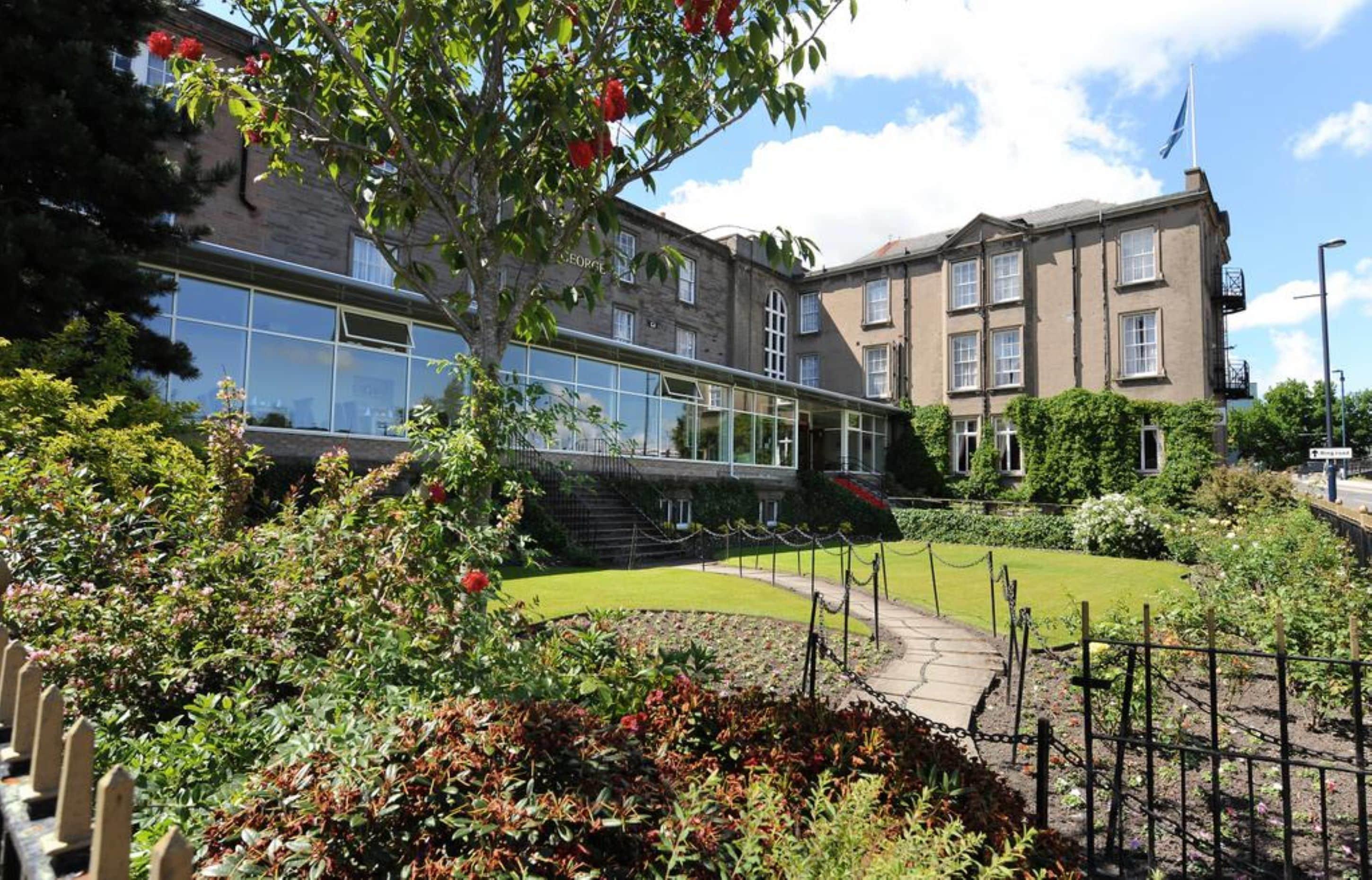 4 Smart Family Hotels Near King James VI Golf Club Worth Booking