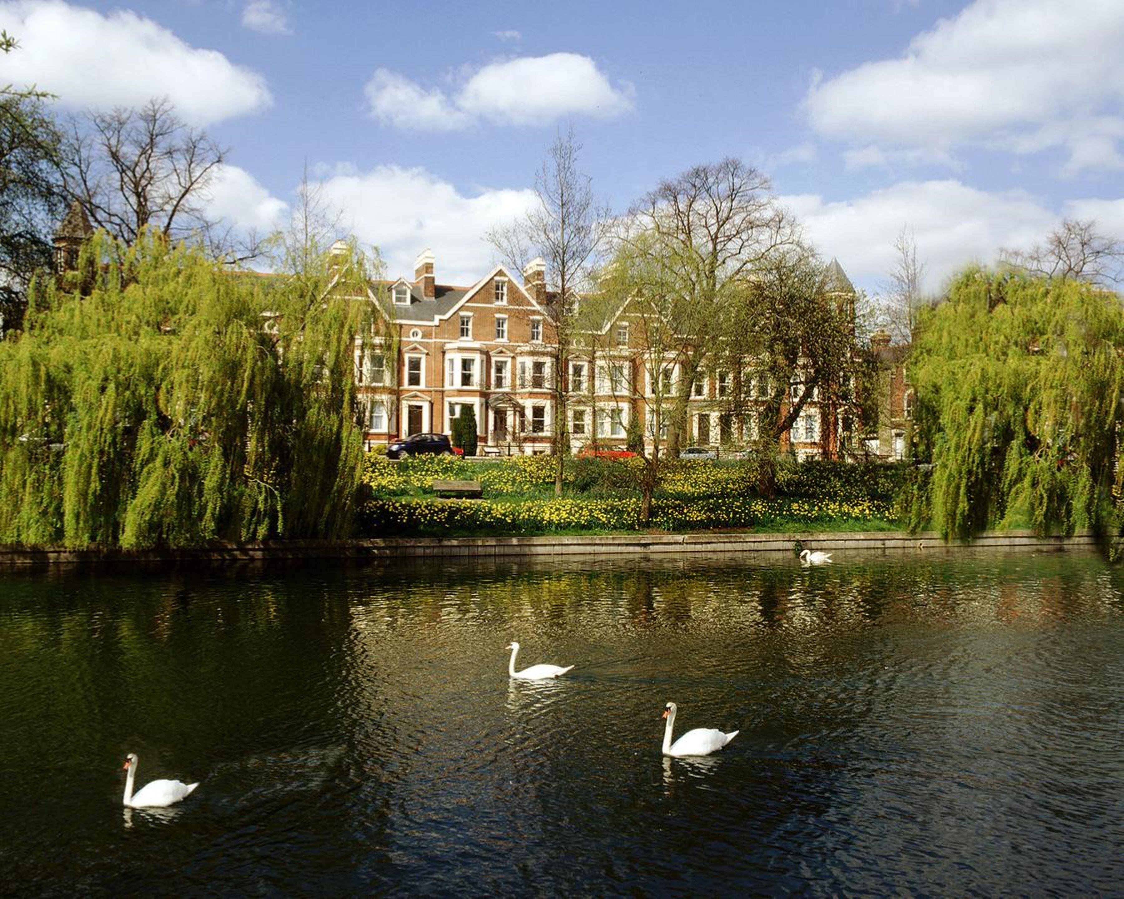 7 Airport Hotels Near Cambridge Museum of Technology Worth Booking