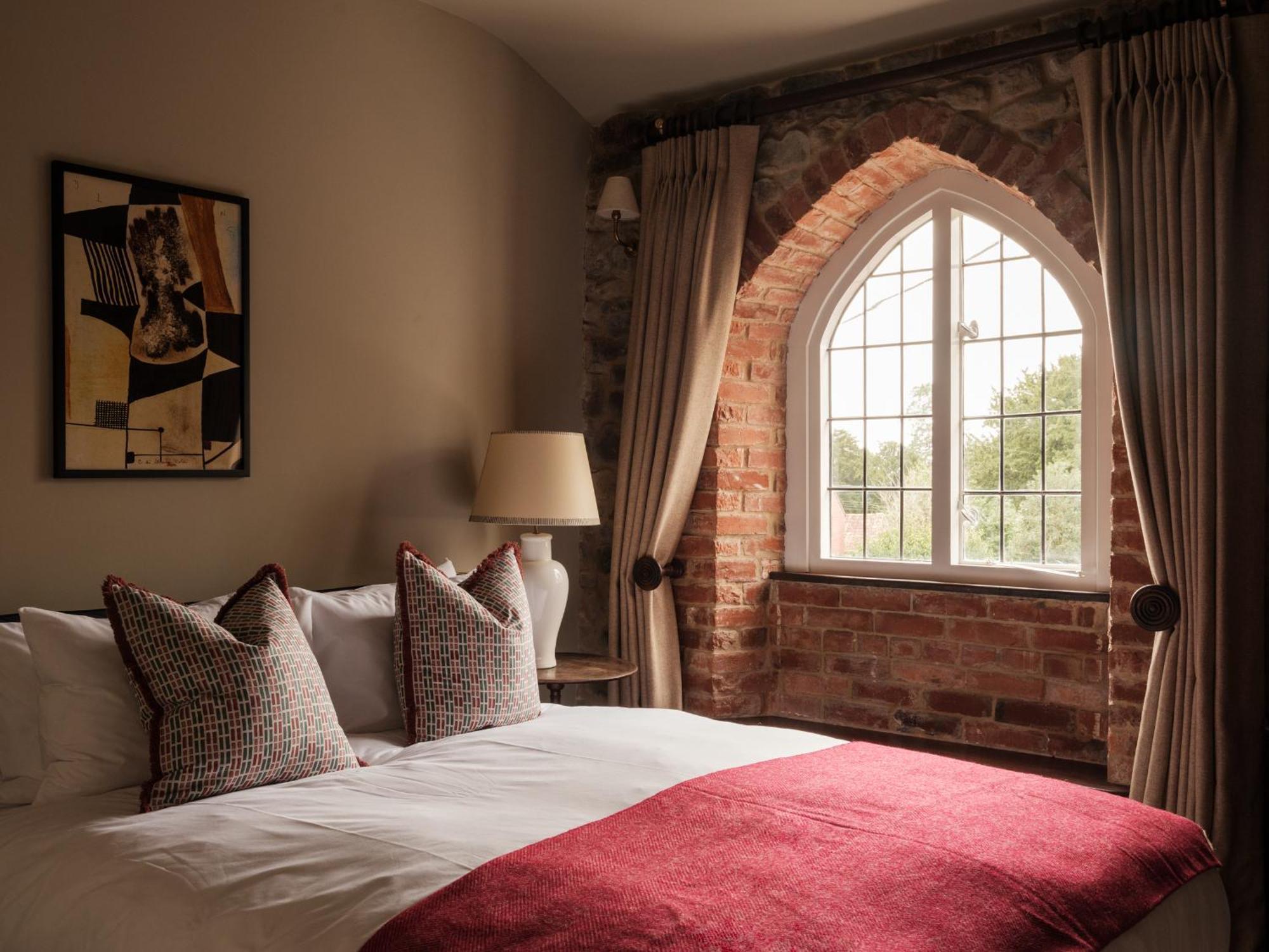 4 Best-Located Hotels Near Haynes Motor Museum Worth Booking