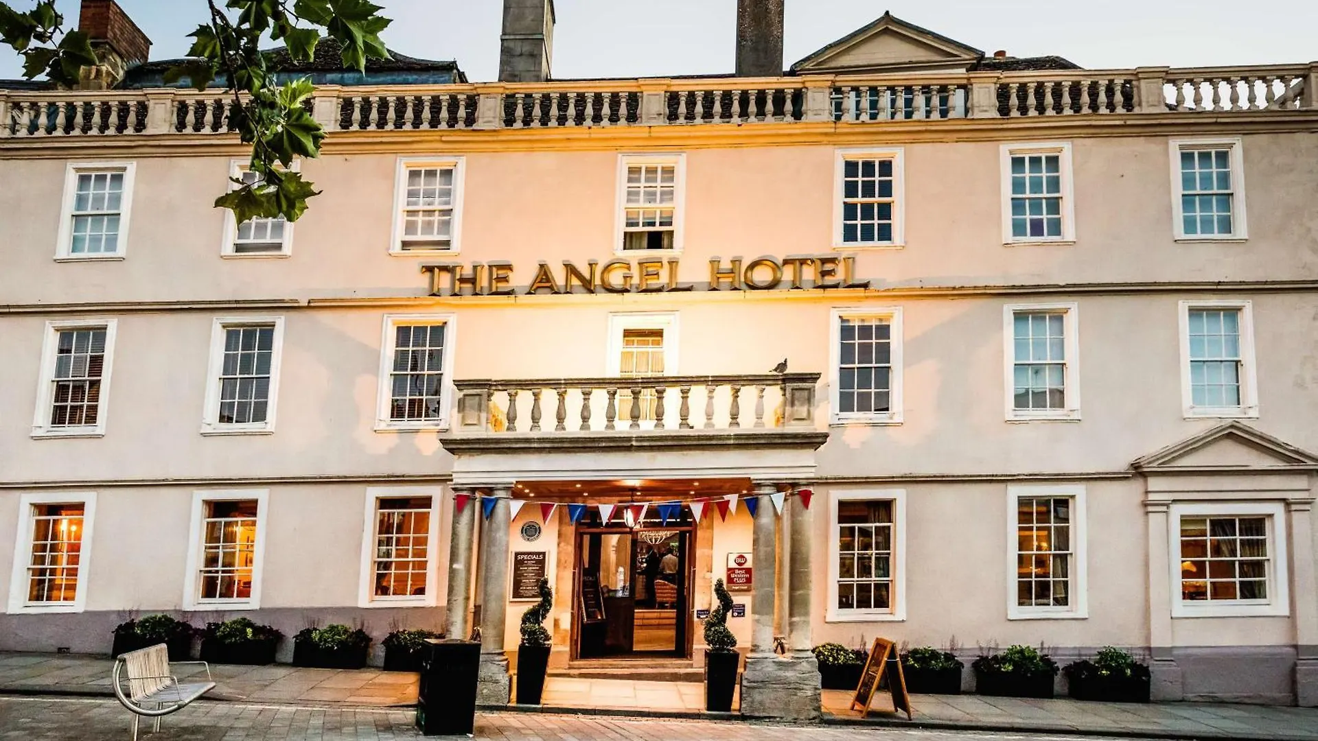 4 Central Hotels Worth Booking Close to Corsham Court