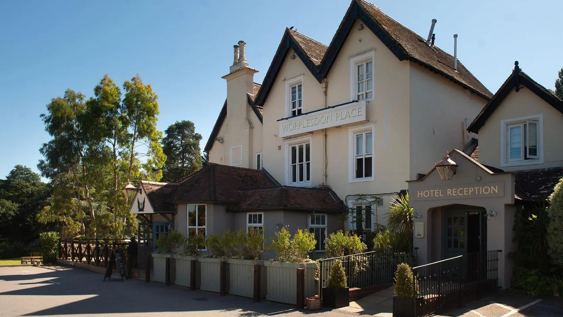 Where to Stay Near Basingstoke Canal Centre: 4 Golf Hotels