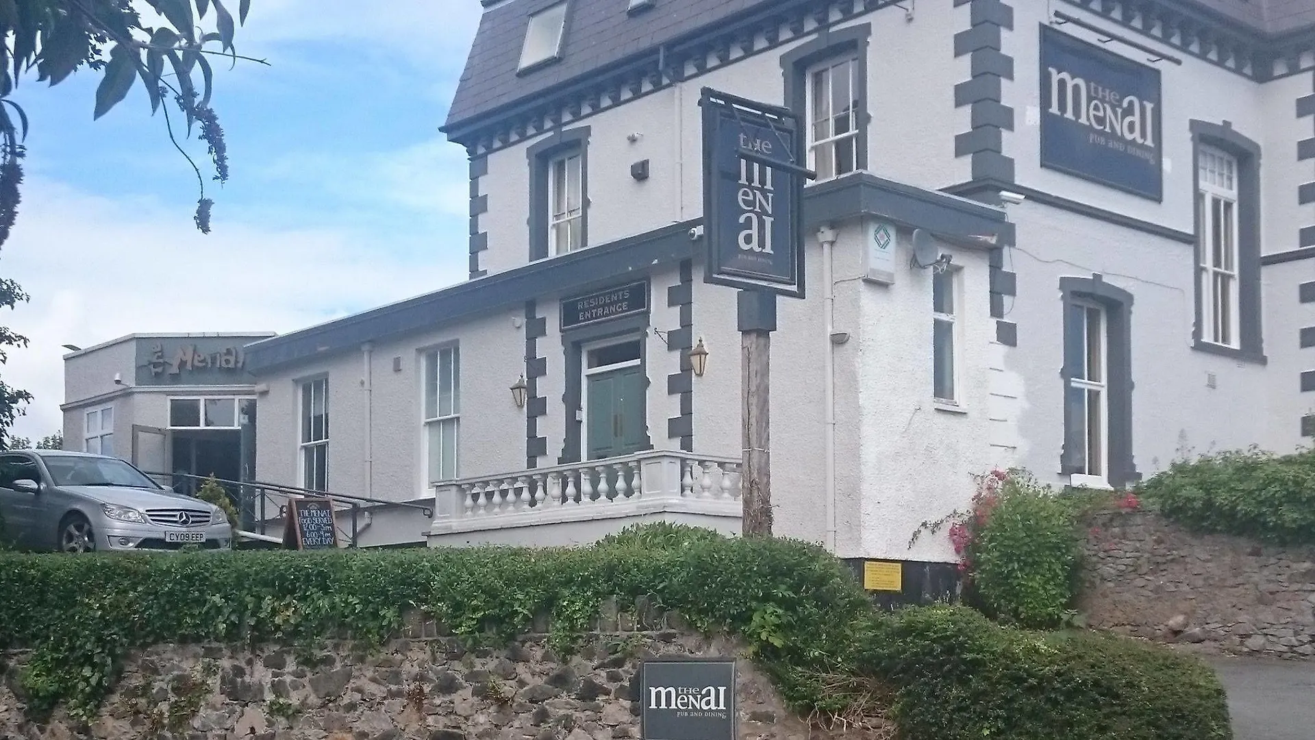 5 Smart Central Hotels Near Bangor Cathedral Worth Booking