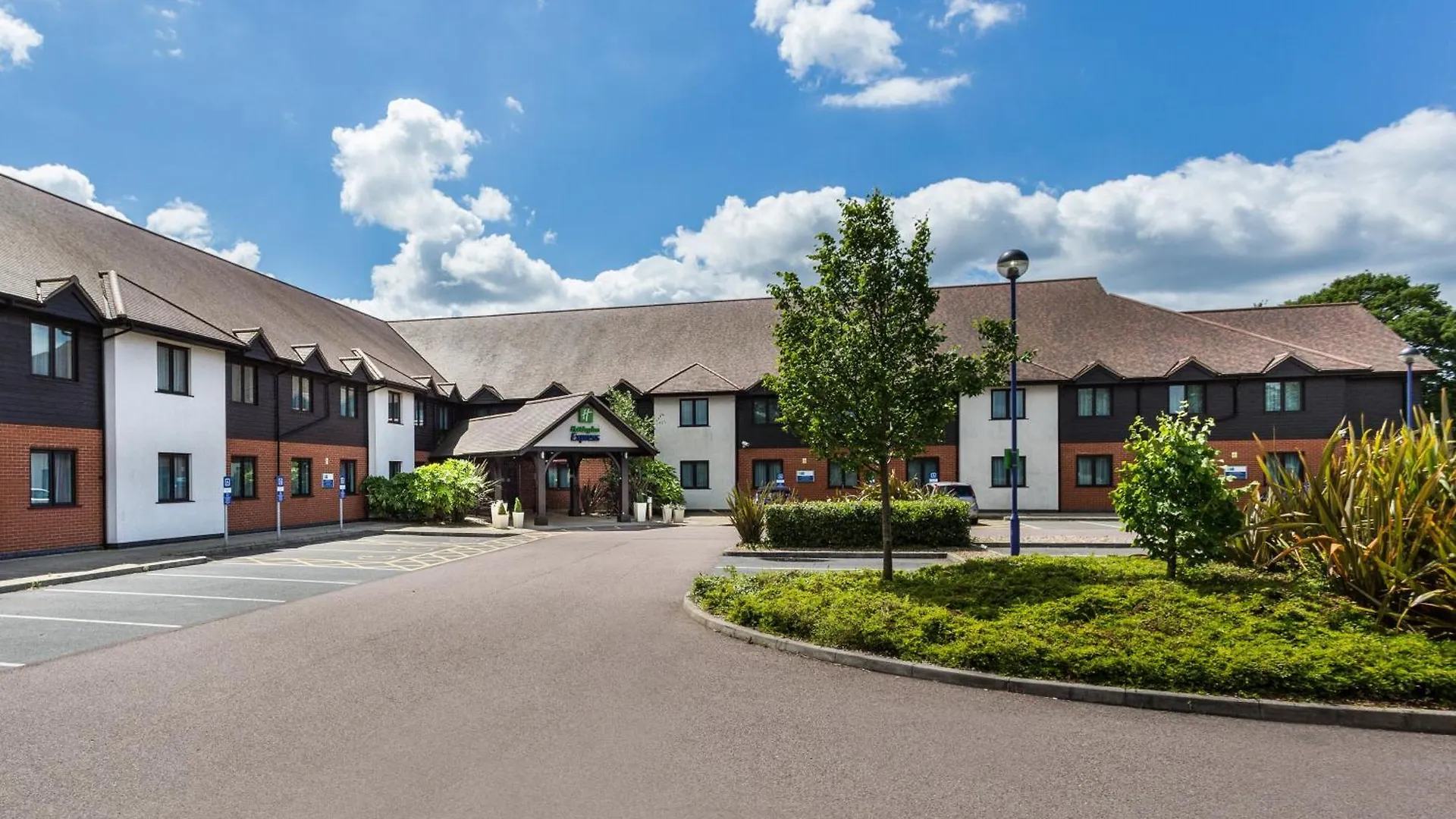 4 Budget Hotels Near Dedham Art & Craft Centre Worth Booking