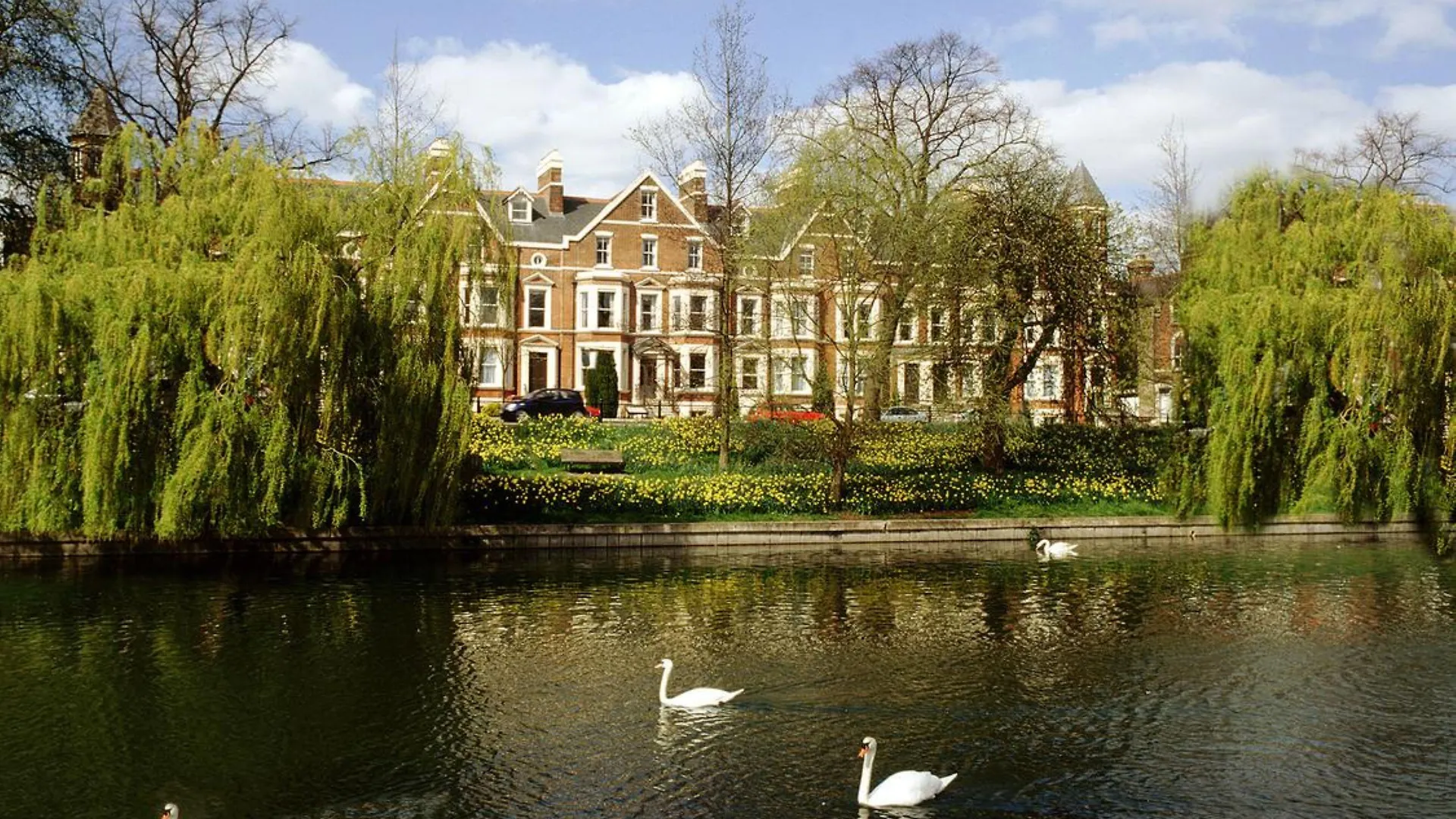 7 Airport Hotels Near Cambridge Museum of Technology Worth Booking