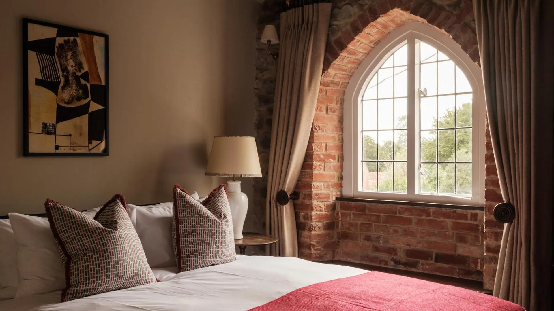 4 Best-Located Hotels Near Haynes Motor Museum Worth Booking