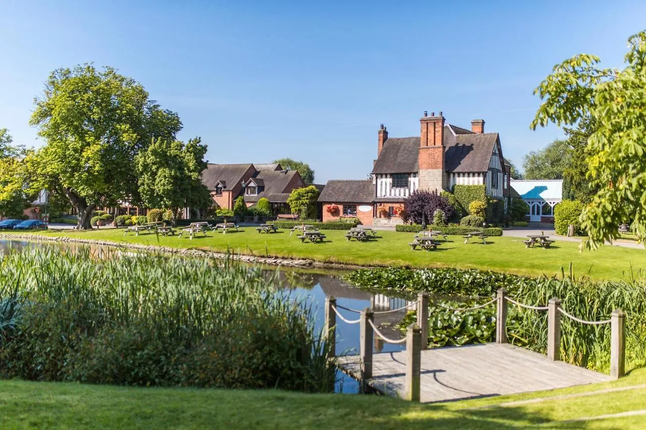 4 Smart Luxury Hotels Near Chase Golf Club Worth Booking