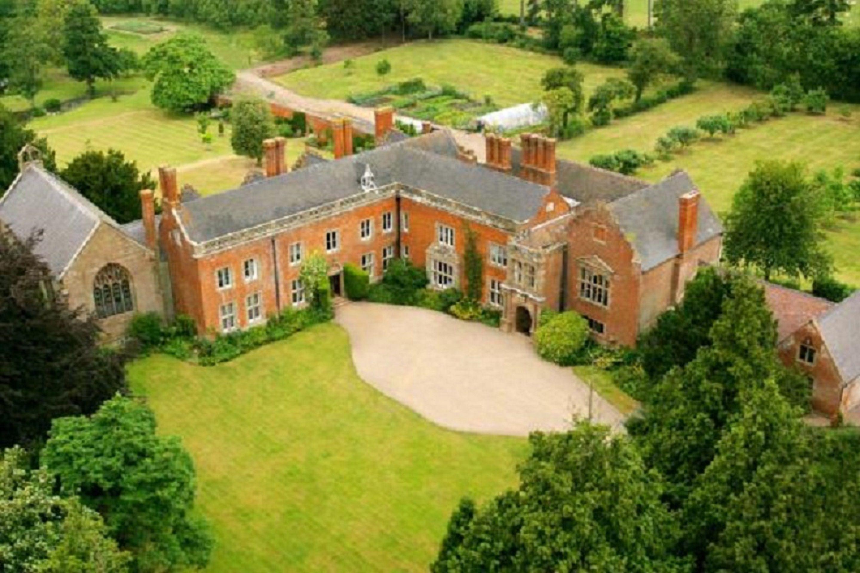 Where to Stay Near Kingfisher Golf Club: 4 Best 4-Star Hotels
